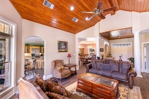 Flachbildfernseher, Kamin, DVD-Player, Tischfußball