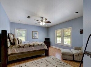 3 bedrooms, desk, iron/ironing board, free WiFi
