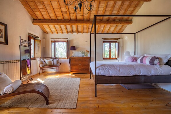 5 bedrooms, in-room safe, desk, iron/ironing board