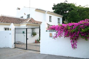 Exterior - Lovely Spacious Villa With A Large 4x8m Private Pool For Rent (Estepona)