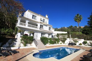 Outdoor pool - Lovely Spacious Villa With A Large 4x8m Private Pool For Rent (Estepona)