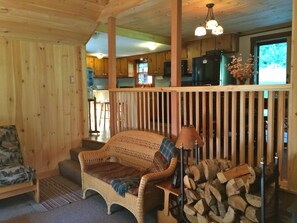 TV connectée, cheminée, livres