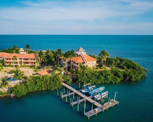 GOLD STANDARD - Pointe House, tip of peninsula , walk to village, 1 BR/2 BA