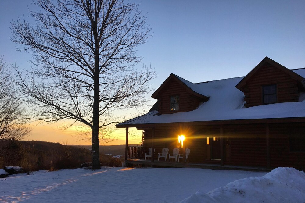 The MOST private, beautiful Log Home for up to 12 guests. 10 min to Dreams Park