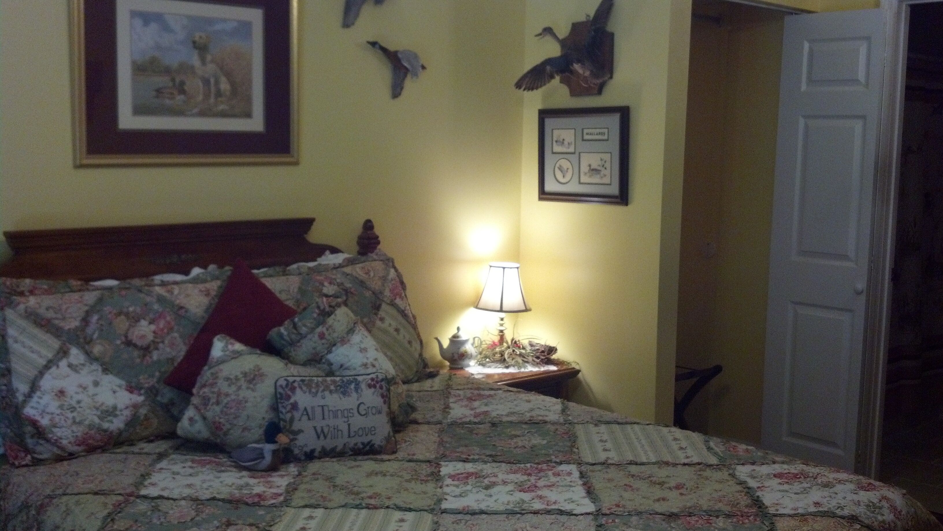 Tennessee River Bed and Breakfast Retreat! Lakefront! No Fees!