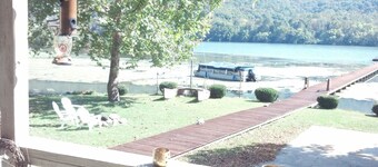Tennessee River Bed and Breakfast Retreat! Lakefront! No Fees!
