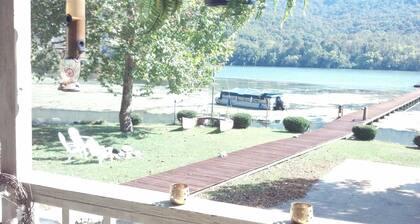 Tennessee River Bed and Breakfast Retreat! Lakefront! No Fees!