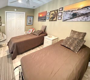 3 habitaciones, escritorio, tabla de planchar con plancha y wifi gratis 