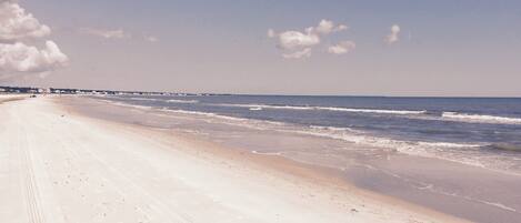 Beach nearby, sun loungers, beach towels