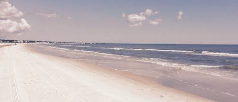 Playa en los alrededores, camastros y toallas de playa 