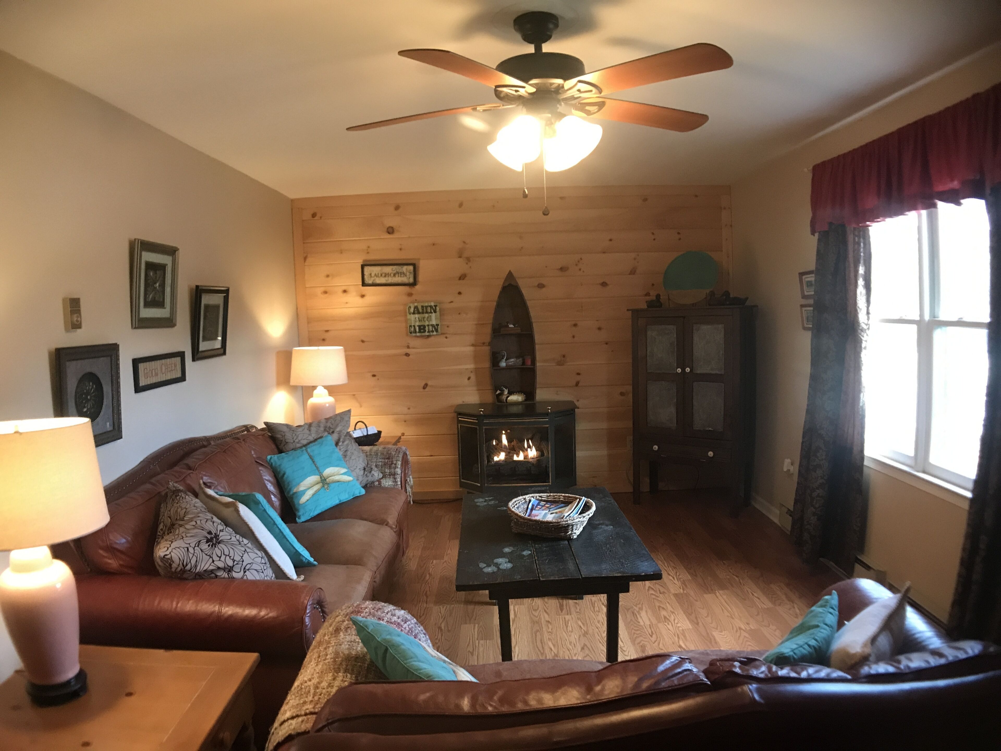 Cedar Breeze~Cozy Cabin Getaway~Hot Tub, River Access, Fishing, Hiking,& Mt View