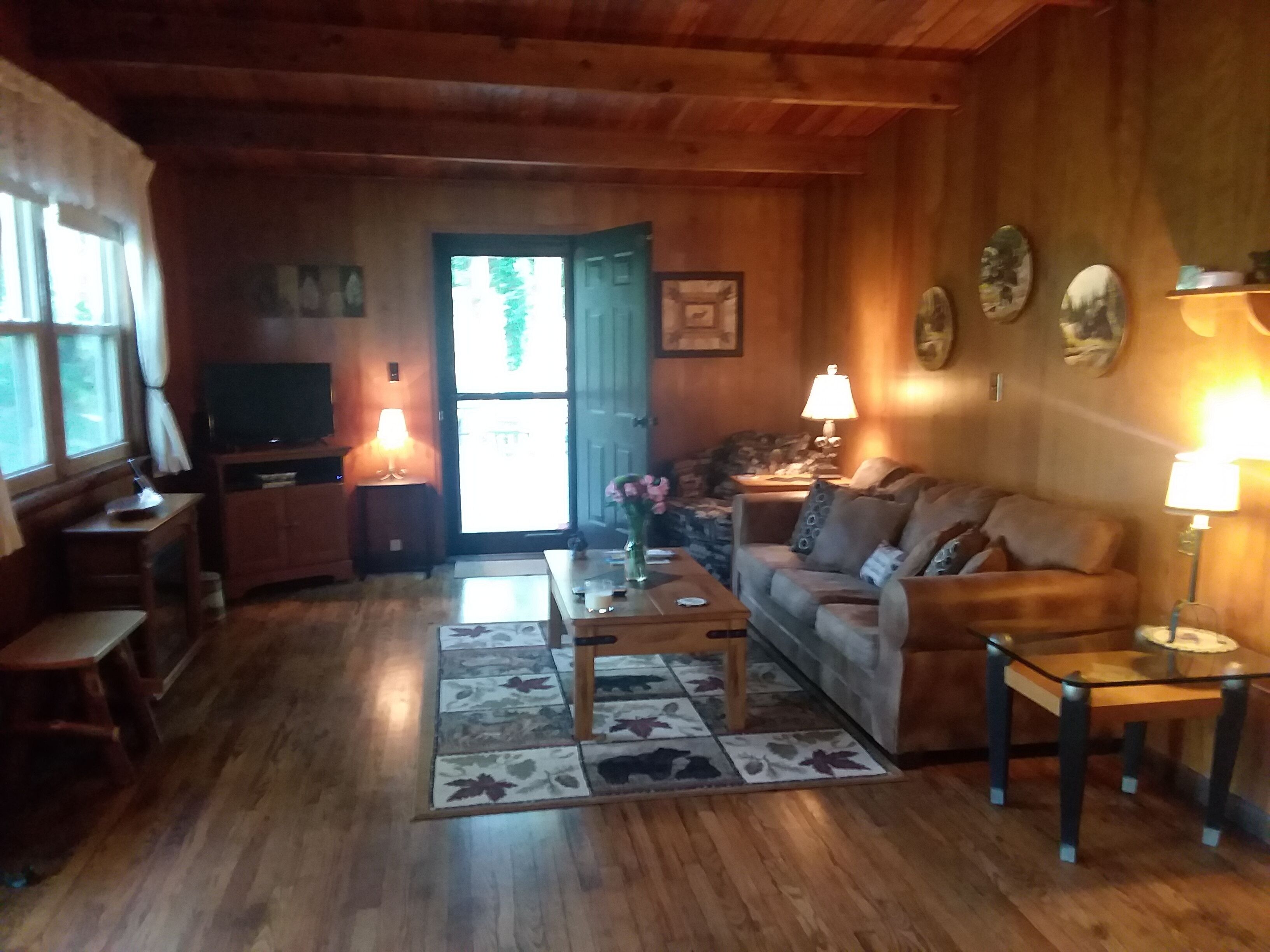 5⭐️ CHARMING CHALET: DOG-FRIENDLY! 🐶 KING BEDS! 🛌 WALK TO GATLINBURG STRIP! 🤩