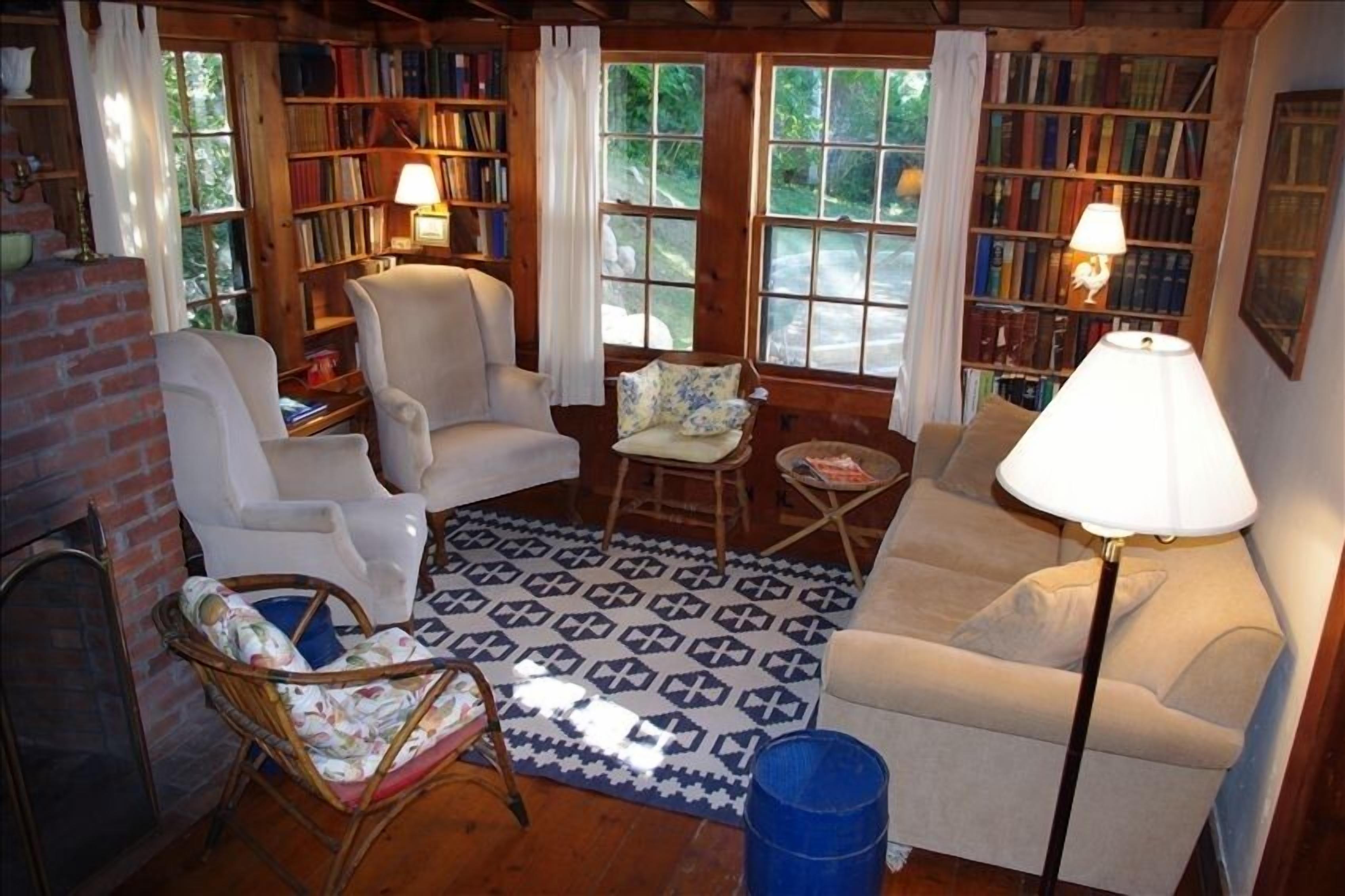 Charming, Family Friendly and Convenient 4-Bedroom Cottage in Woods Hole