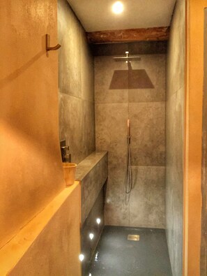 Shower, hair dryer, towels, toilet paper - Provence House With Mountain and Country Views and Bistro Next Door (Saint-Martin-de-Castillon)