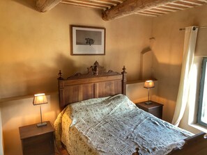1 habitación, tabla de planchar con plancha, wifi gratis y ropa de cama 