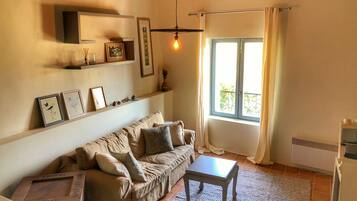 TV, fireplace, books, stereo