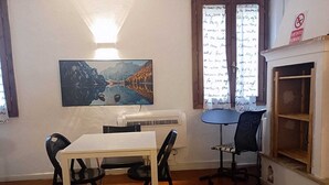 Dining - Best location in Bologna. Studio equipped for long stays. SuperHost since 2011. (Bologna)