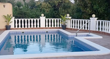 A 2 MINUTOS DE MOTRIL Y TORRENUEVA.PISCINA Y GRAN ZONA AJARDINADA. PLAY
