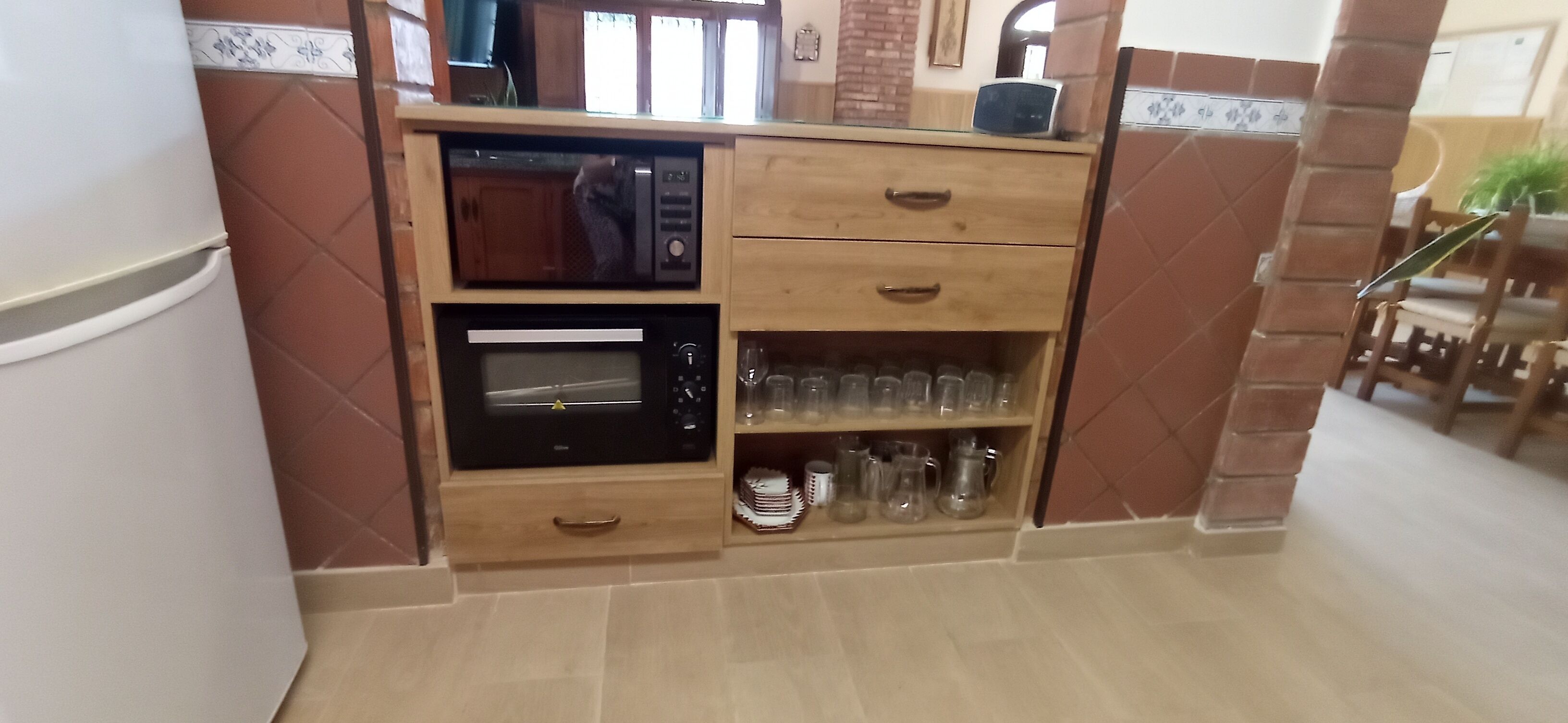 Frigorífico, microondas, horno y placa de cocina