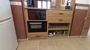Wasserkocher mit Kaffee-/Teezubehör, Kühlschrank, Mikrowelle, Ofen