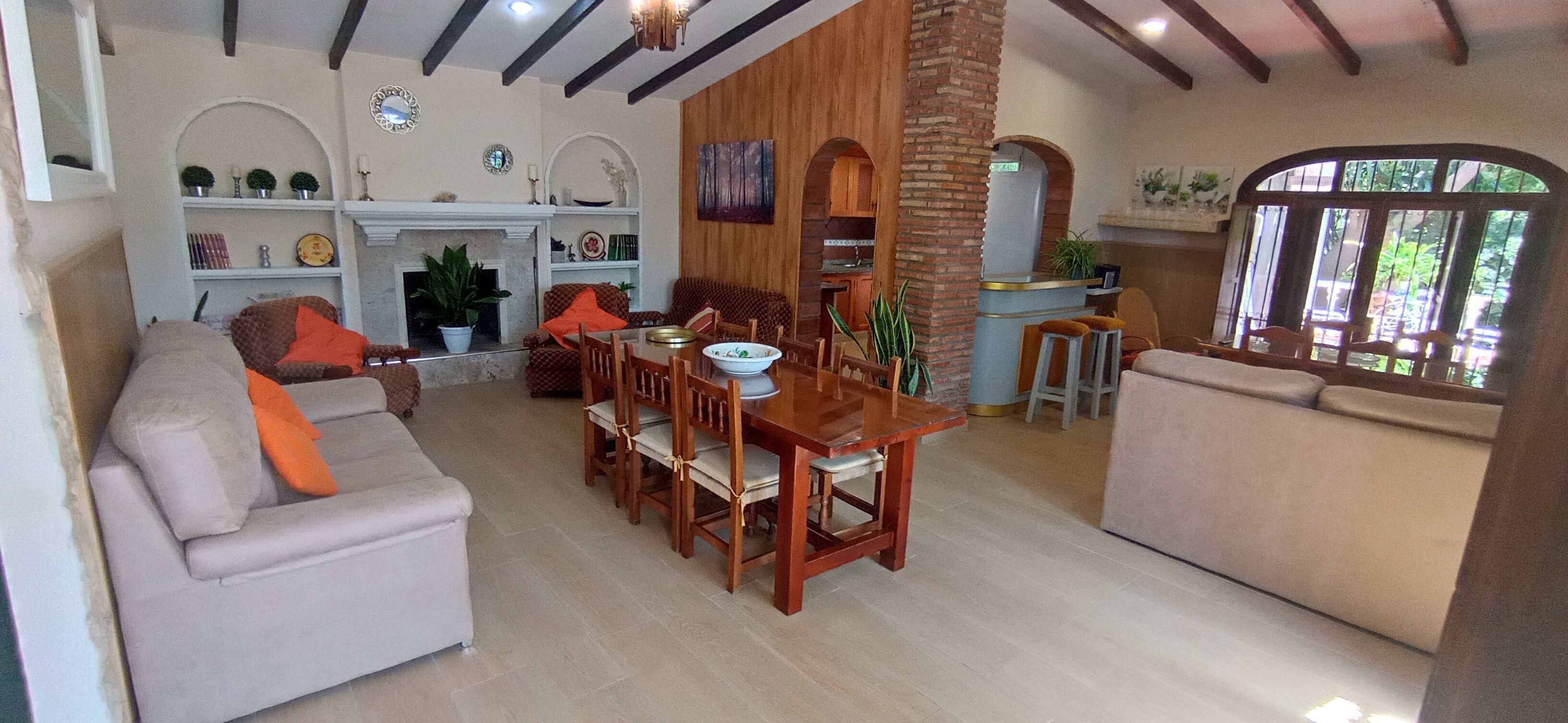 Una Smart TV, una chimenea, libros, un reproductor estéreo