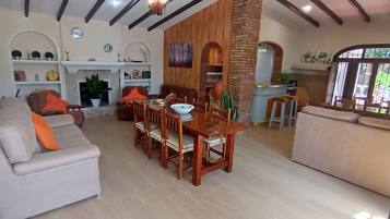 Una Smart TV, una chimenea, libros, un reproductor estéreo