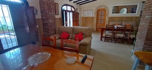 Smart TV, fireplace, books, stereo
