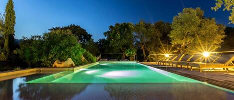 حمّام سباحة مُدفَّأ