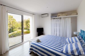 5 bedrooms, iron/ironing board, WiFi, bed sheets - 5BR/4BA Villa - View of Mountains (San-Gavino-Di-Carbini)