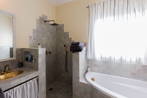 Towels - 5BR/4BA Villa - View of Mountains (San-Gavino-Di-Carbini)