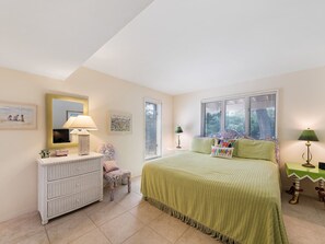 5 bedrooms, iron/ironing board, internet, bed sheets