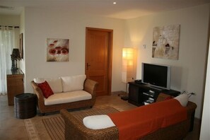 Fernseher, DVD-Player, Videothek, Stereoanlage