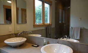 Ensemble douche/baignoire, sèche-cheveux, serviettes fournies, shampoing