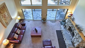 Tv, eldstad, dvd-spelare och böcker