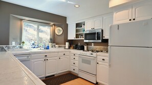 Kylskåp, mikrovågsugn, ugn och spishäll