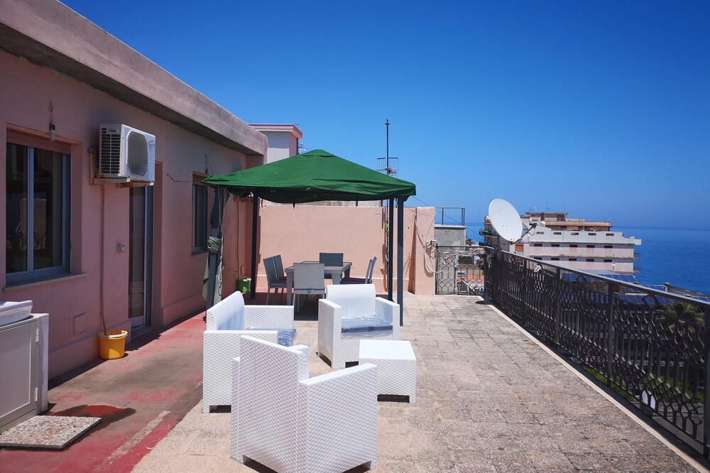 PENTHOUSE-SUITE WITH PRIVATE SOLARIUM NEAR TAORMINA