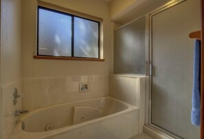 Duschwanne, Handtücher, Seife, Toilettenpapier