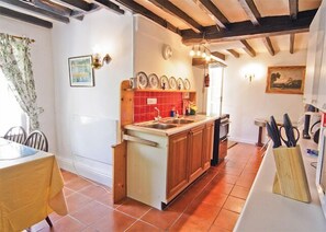 Fridge, microwave, oven, stovetop - The Grove Country Cottage (Machynlleth)