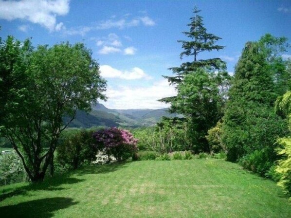Property grounds - The Grove Country Cottage (Machynlleth)