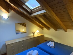 2 bedrooms, iron/ironing board, free WiFi, bed sheets