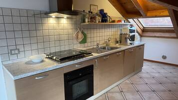 Kylskåp, mikrovågsugn, ugn och spishäll