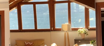 DOCK FÜR BOOT IN DER NÄHE VON BELLAGIO ERHÄLTLICH