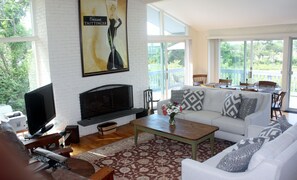 Smart TV, fireplace, DVD player, ping pong