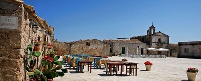 COUNTRY HOUSE IMMERSED IN A LEMONET 2 km from the sea and Noto - Wifi - climate