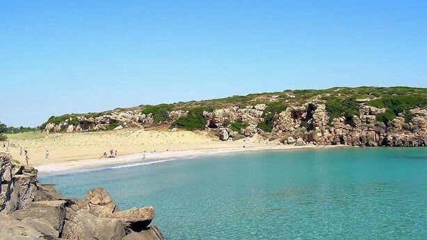 A coastal beach with clear turquoise water, rocky outcrops, and a sandy shore. - COUNTRY HOUSE IMMERSED IN A LEMONET 2 km from the sea and Noto - Wifi - climate (noto)