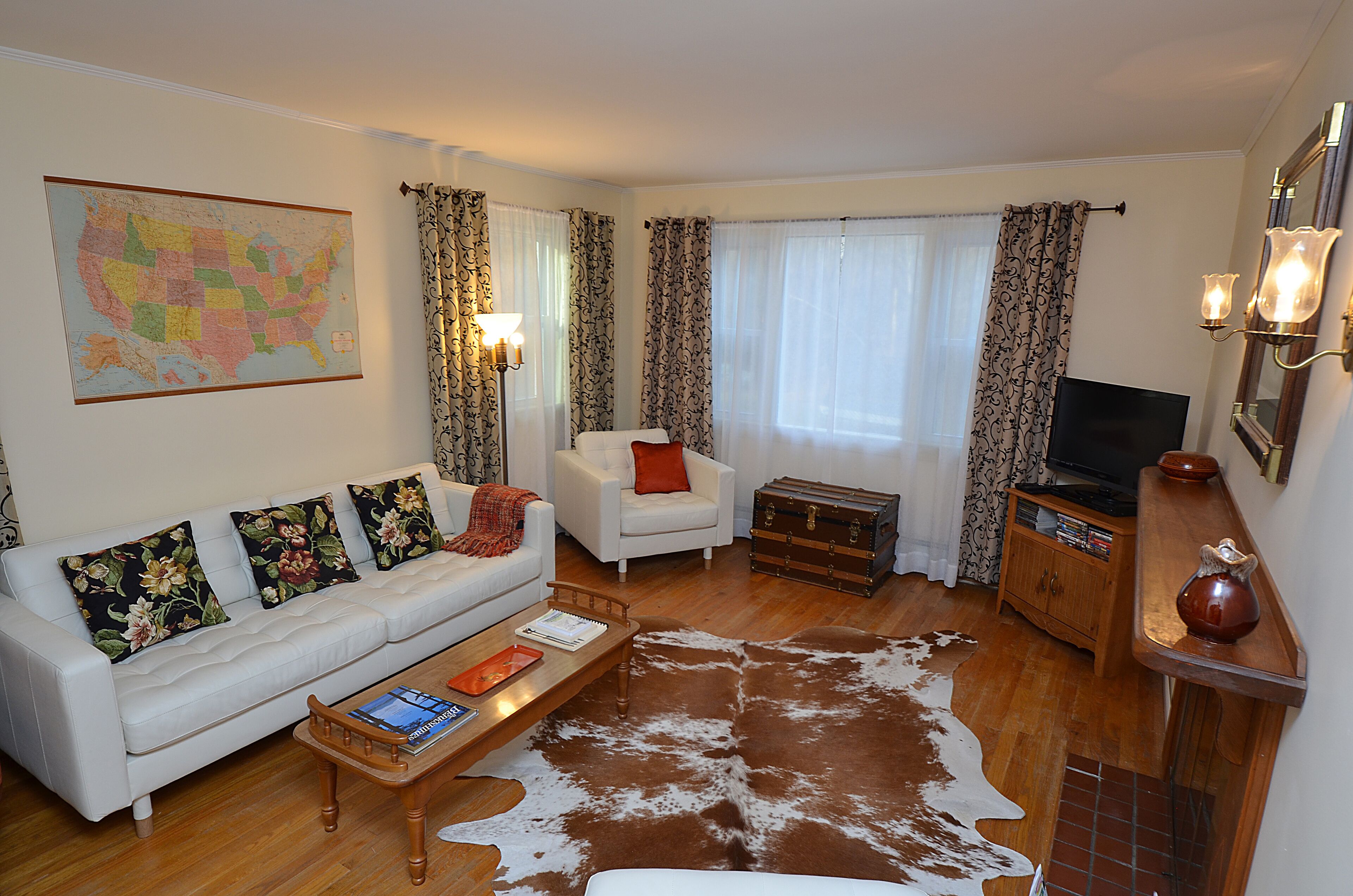 Cozy and quaint country cottage, walk to downtown Williamstown