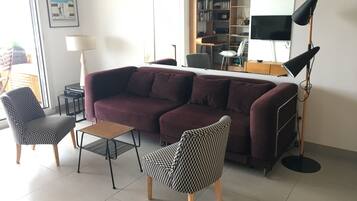 Fernseher, Bücher, Musikbibliothek, Stereoanlage