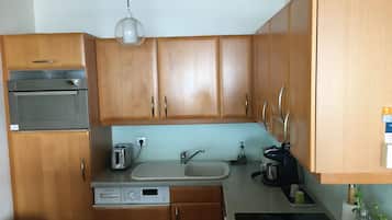 Réfrigérateur, micro-ondes, plaque de cuisson, lave-vaisselle