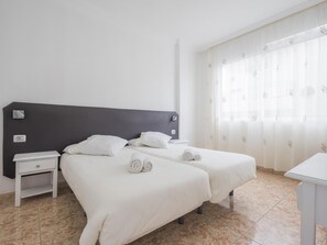 1 chambre, fer et planche à repasser, accès Internet, draps fournis