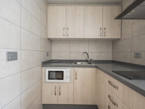 Réfrigérateur, micro-ondes, cafetière/bouilloire, grille-pain